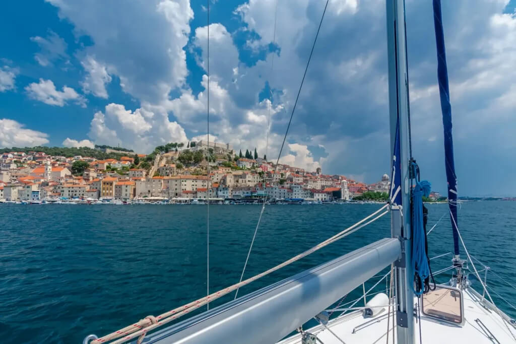 Party Boat Split: The Ultimate Guide for Party Travellers and Backpackers